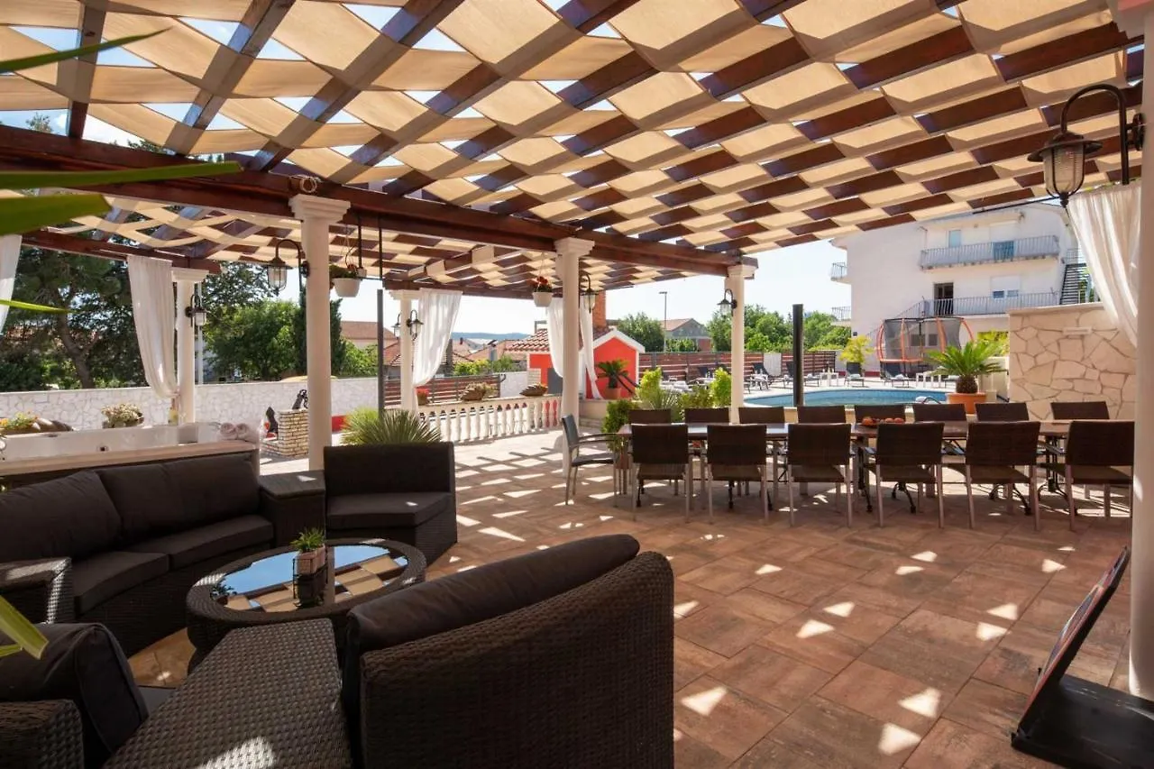 Xxxl Villa Ancora With Heated Pool 图兰杰