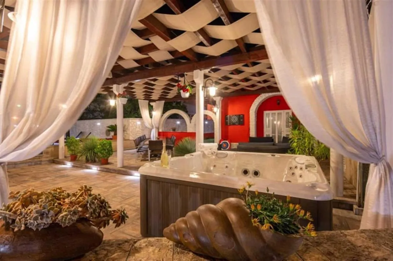 Xxxl Villa Ancora With Heated Pool 图兰杰 0*,