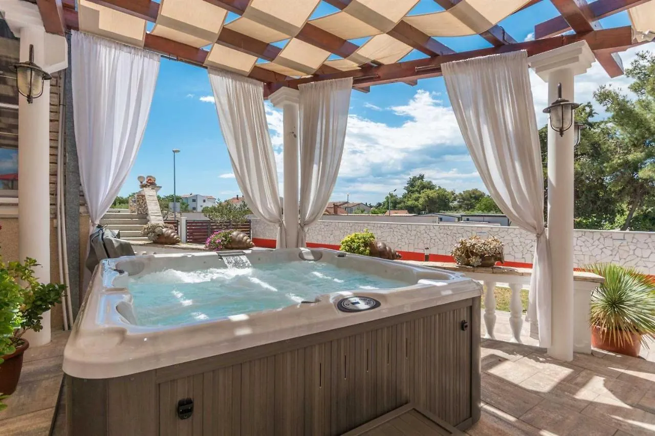 Xxxl Villa Ancora With Heated Pool 图兰杰