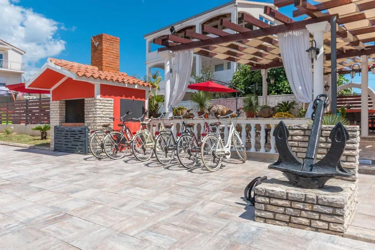 Xxxl Villa Ancora With Heated Pool 图兰杰