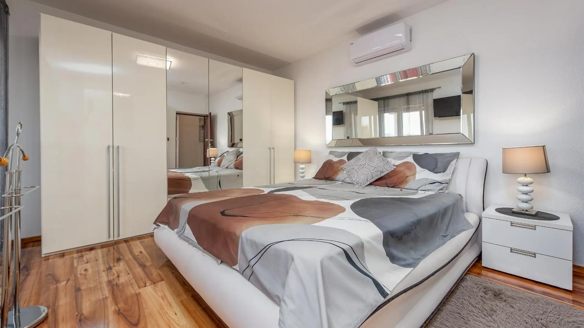 Xxxl Villa Ancora With Heated Pool 图兰杰